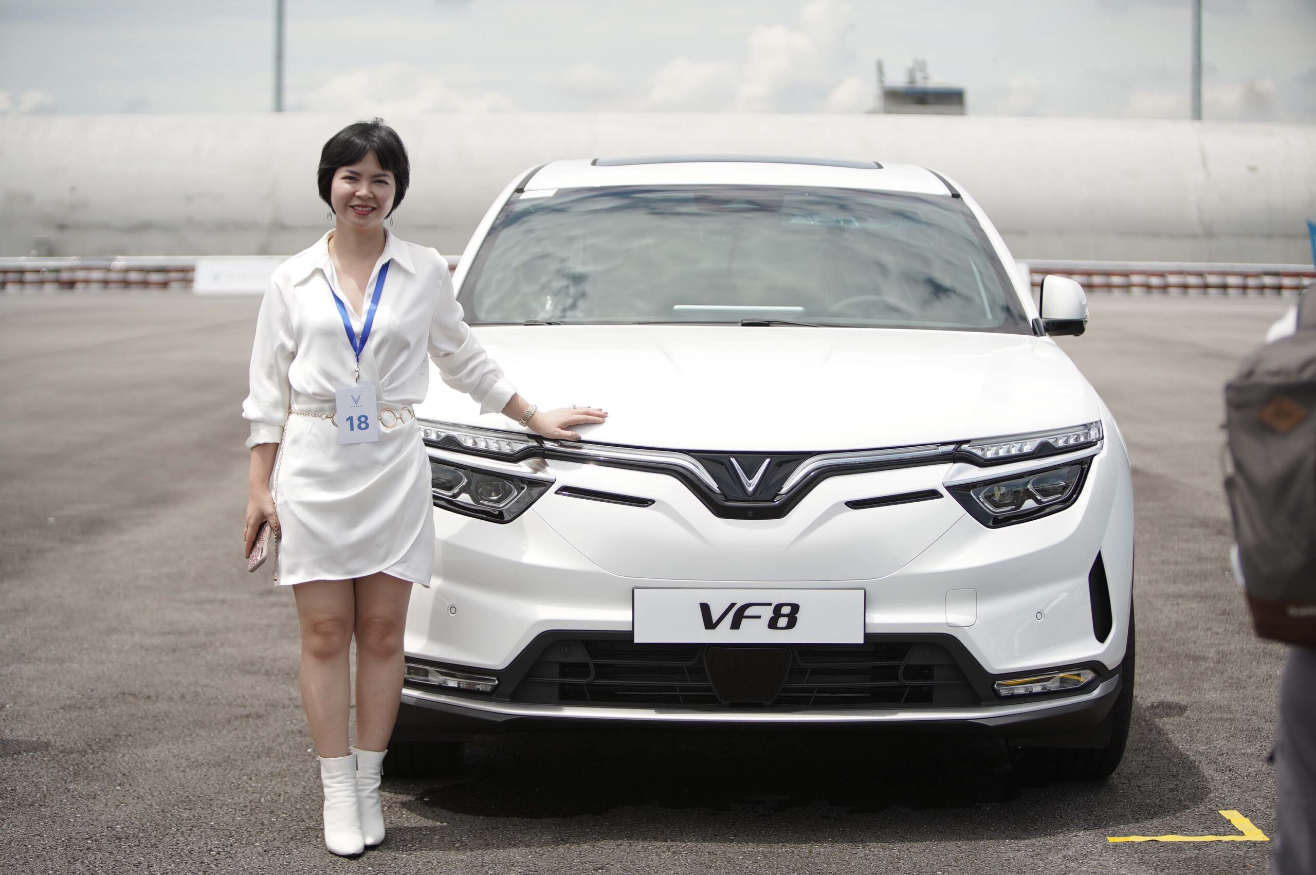VINFAST BÀN GIAO 100 Ô TÔ ĐIỆN VF 8 ĐẦU TIÊN, CHUẨN BỊ XUẤT KHẨU RA ...