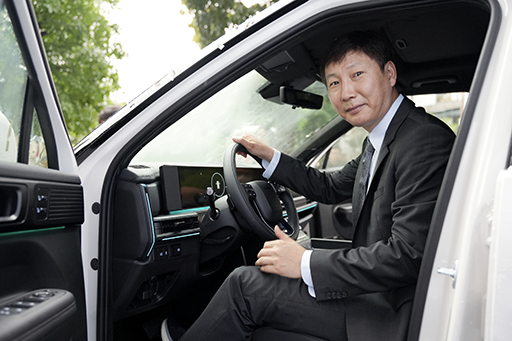 Hyundai Thành Công tặng xe Hyundai Santa Fe cho HLV Kim Sang-Sik