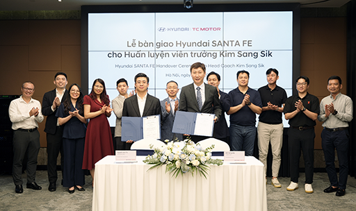 Hyundai Thành Công tặng xe Hyundai Santa Fe cho HLV Kim Sang-Sik