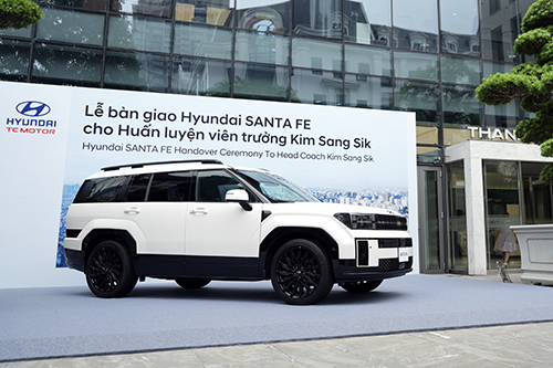 Hyundai Thành Công tặng xe Hyundai Santa Fe cho HLV Kim Sang-Sik